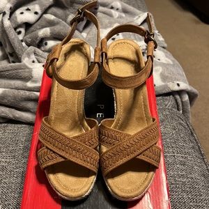 NWT Pesaro Skye Wedge Sandals